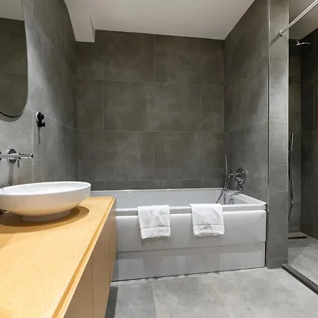 Ξενοδοχείο με διαμερίσματα 12a, Luxury & Unique, Cinema, Terrace, Stunning View, Location! 3*